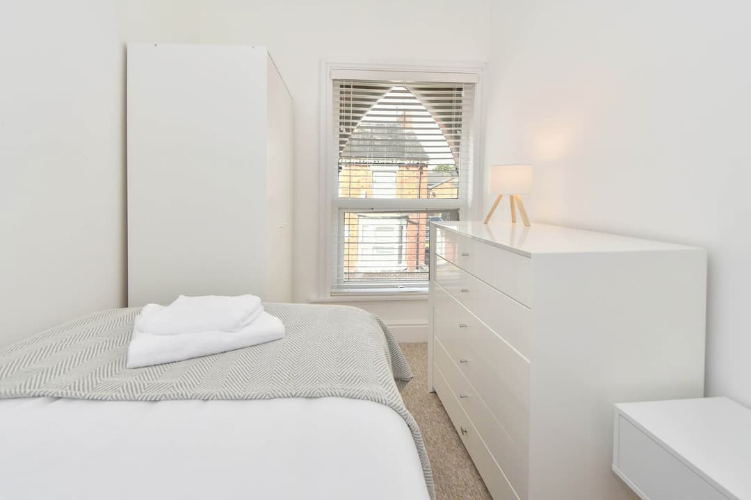 Entire 5 Bedroom Modern Home In Crewe - View 28
