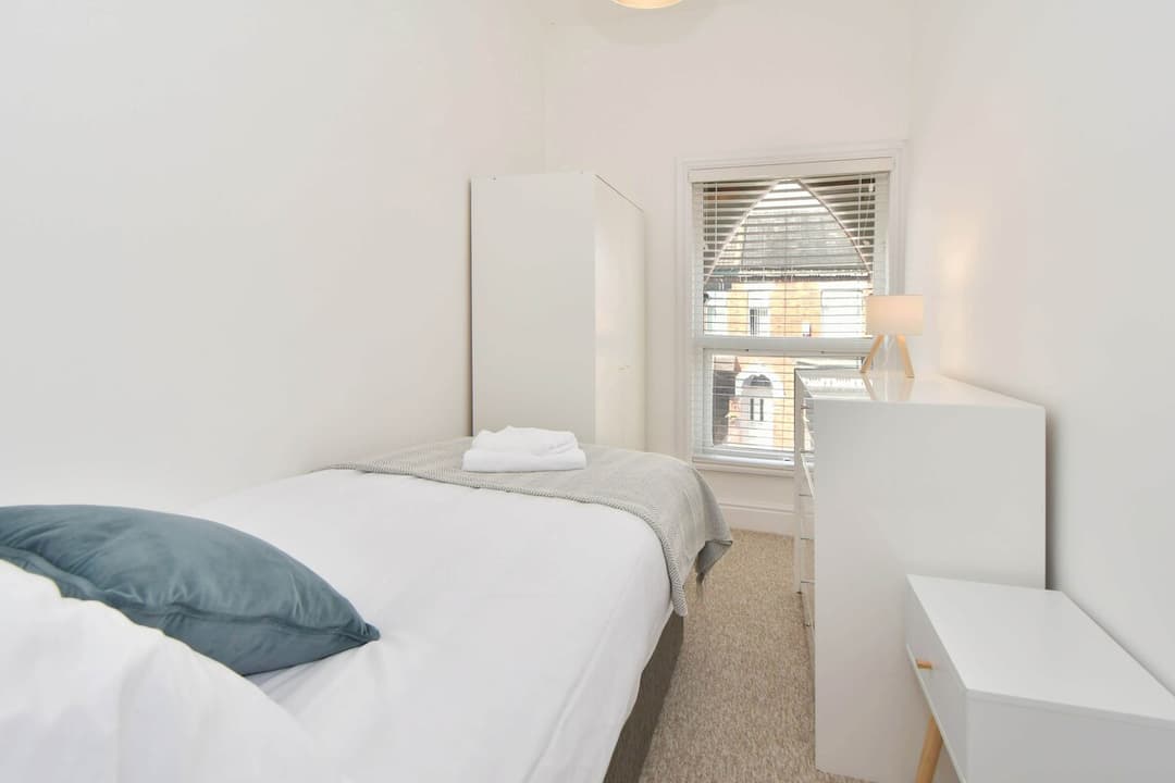 Entire 5 Bedroom Modern Home In Crewe - View 30