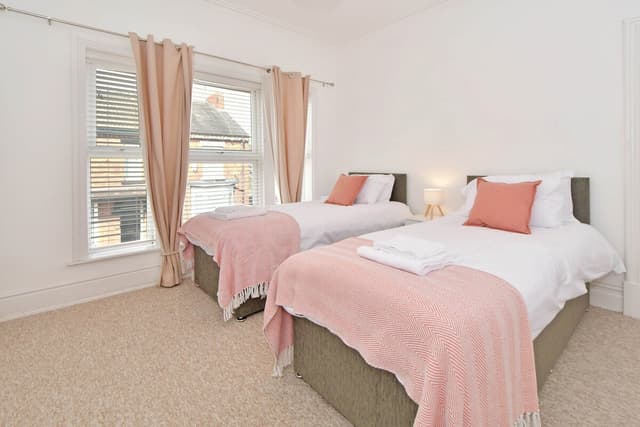 Entire 5 Bedroom Modern Home In Crewe - View 2