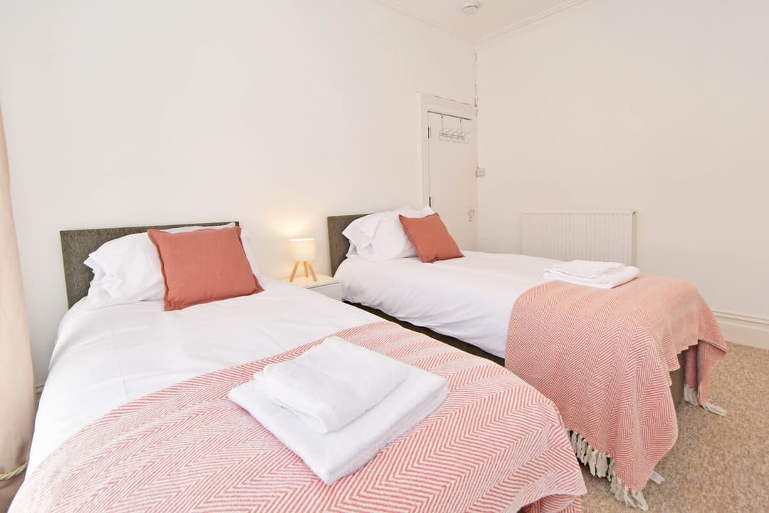 Entire 5 Bedroom Modern Home In Crewe - View 32