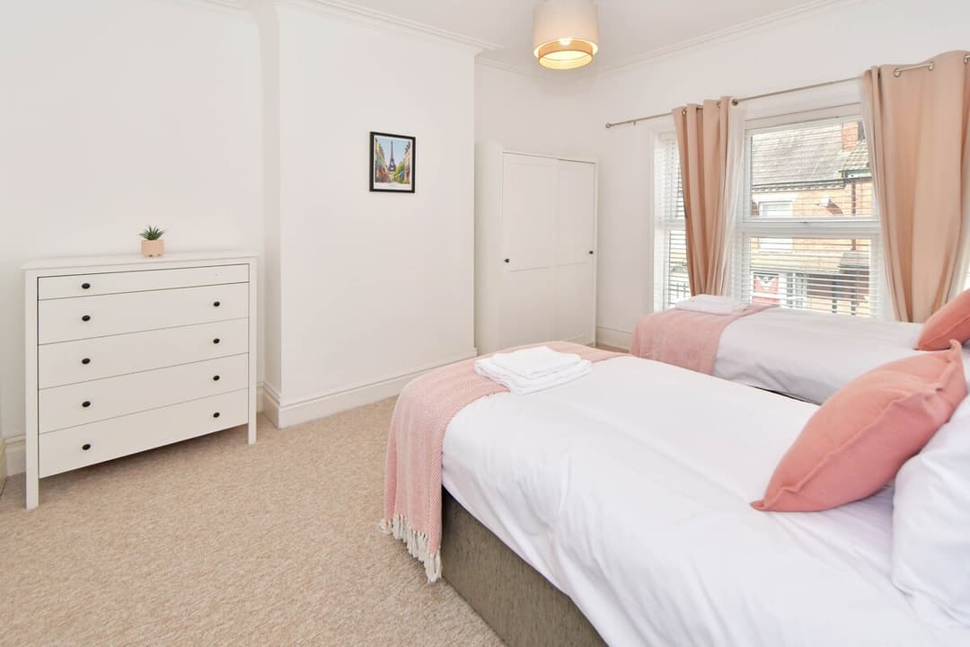 Entire 5 Bedroom Modern Home In Crewe - View 33