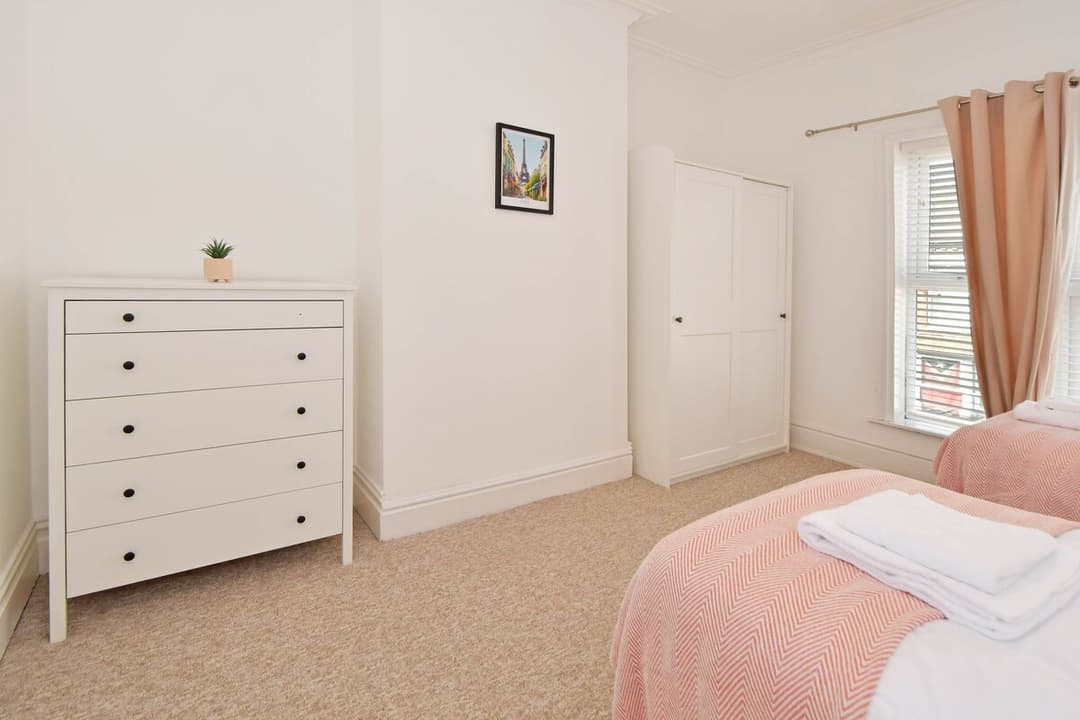 Entire 5 Bedroom Modern Home In Crewe - View 34