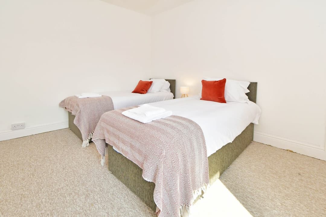 Entire 5 Bedroom Modern Home In Crewe - View 35