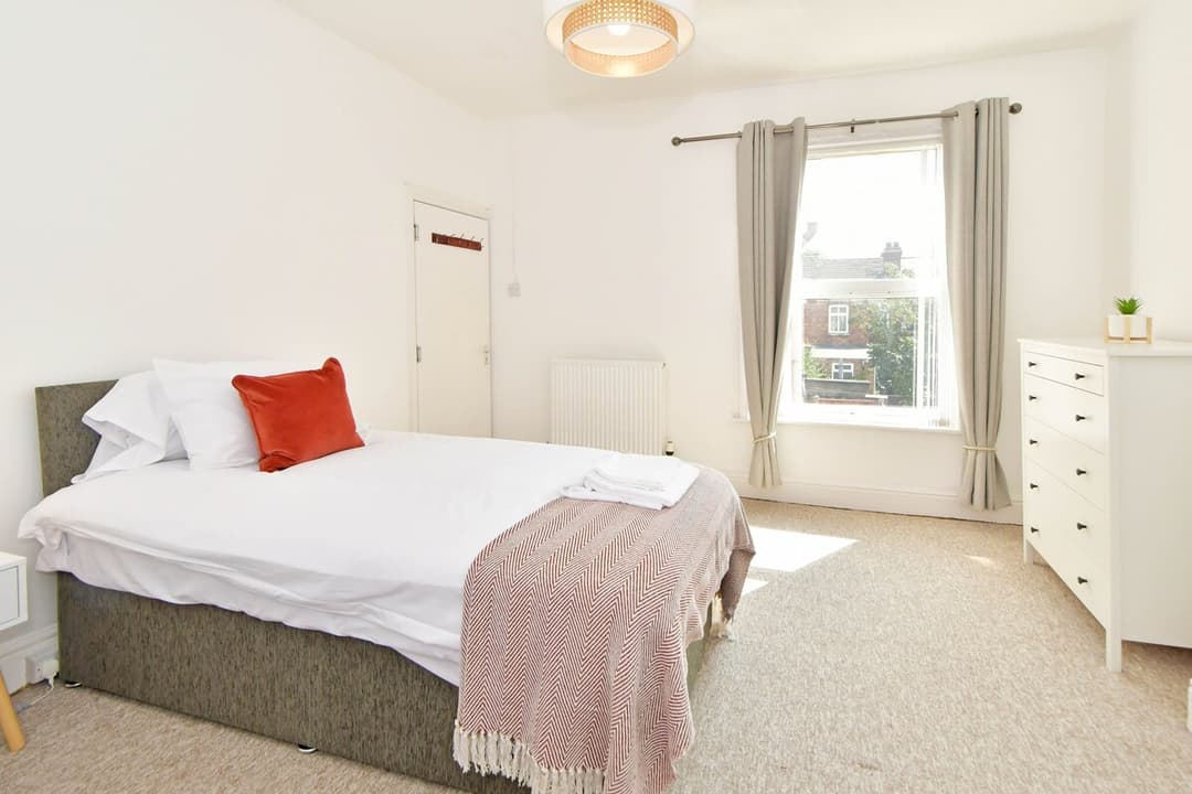 Entire 5 Bedroom Modern Home In Crewe - View 38