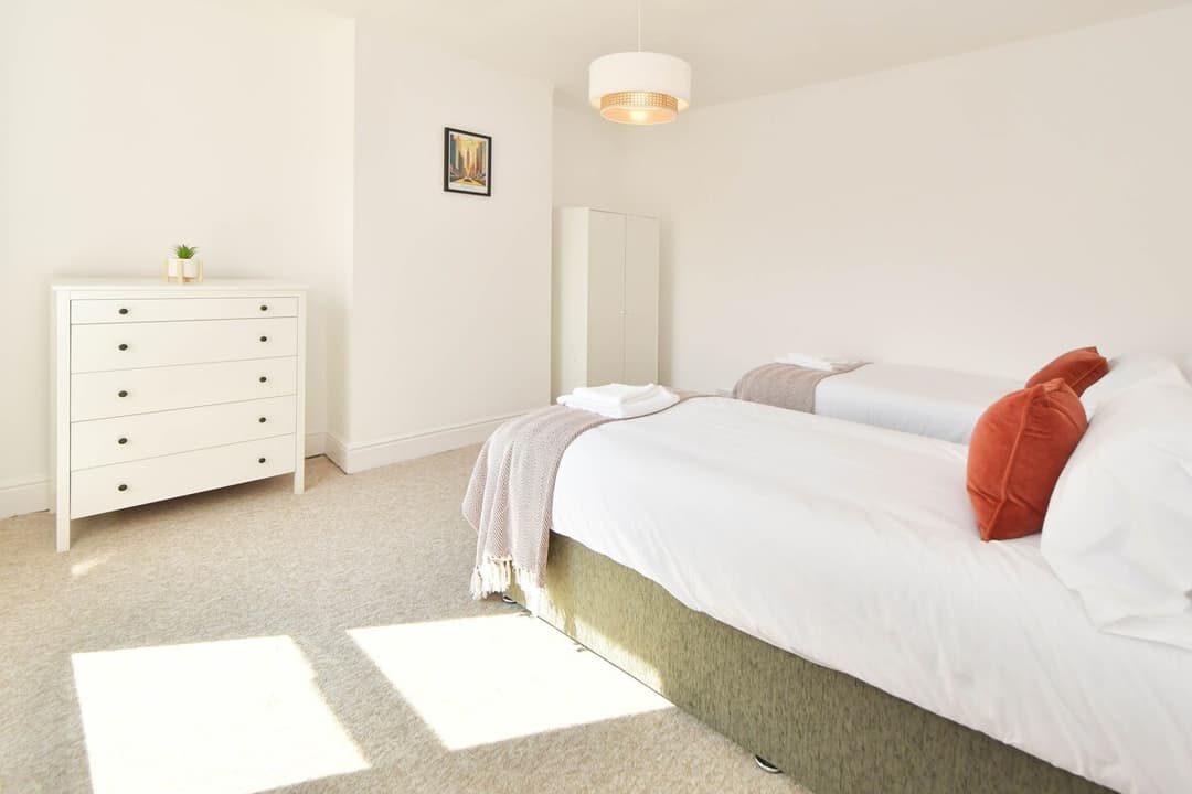 Entire 5 Bedroom Modern Home In Crewe - View 39