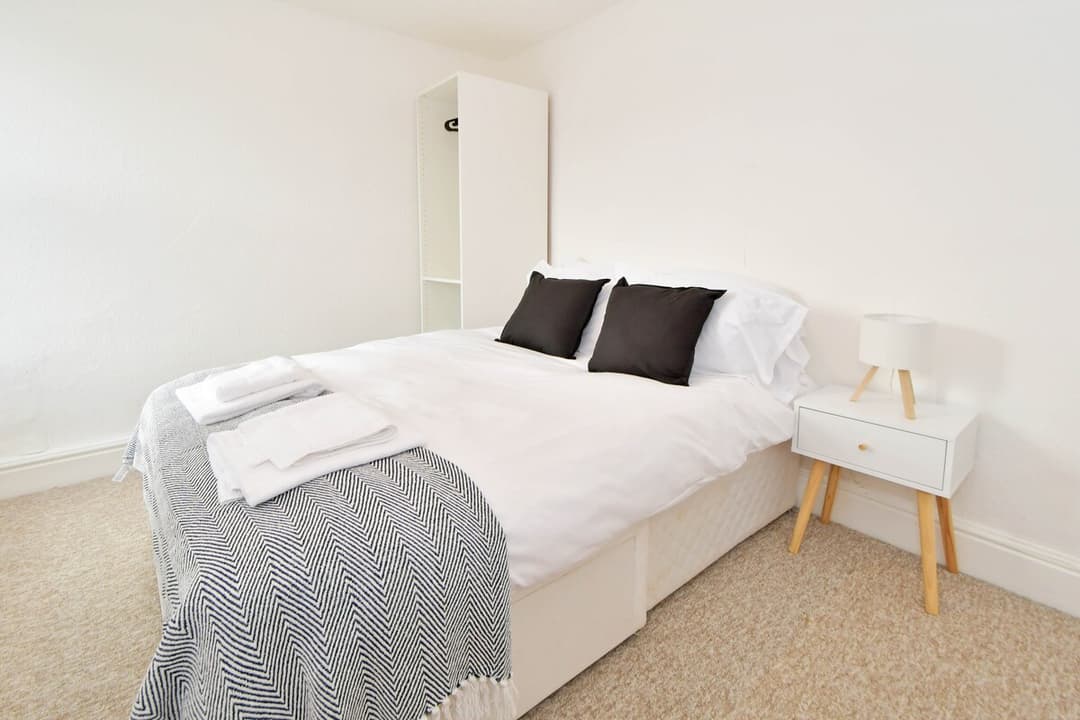 Entire 5 Bedroom Modern Home In Crewe - View 40
