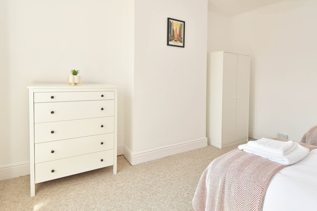 Entire 5 Bedroom Modern Home In Crewe - View 41