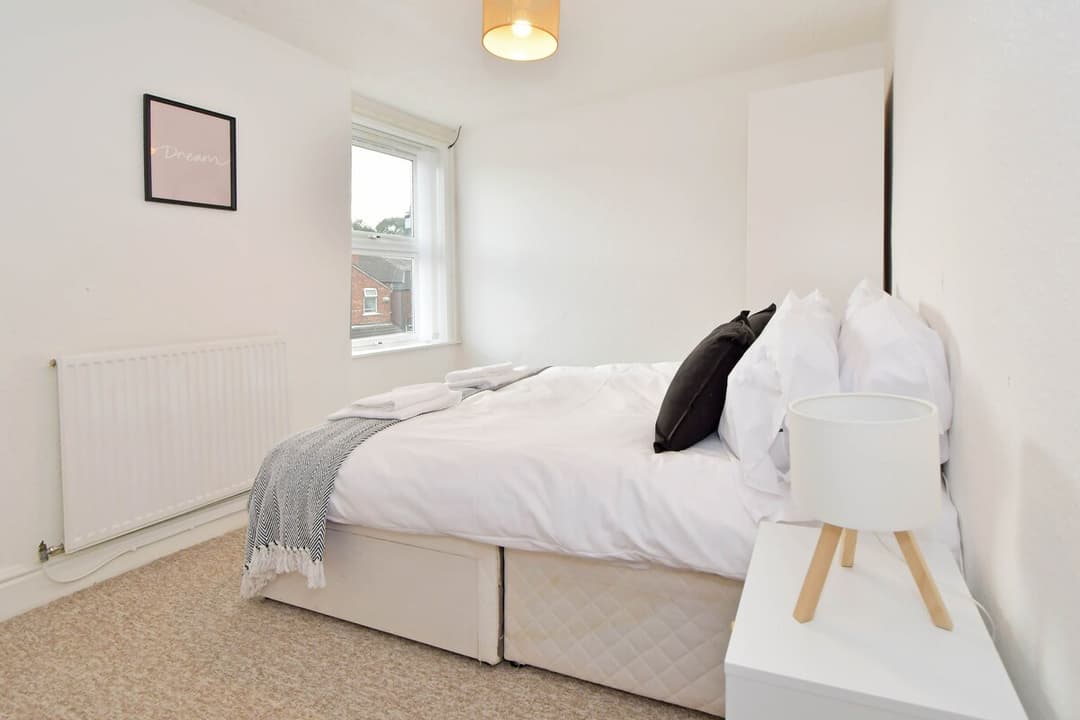 Entire 5 Bedroom Modern Home In Crewe - View 42