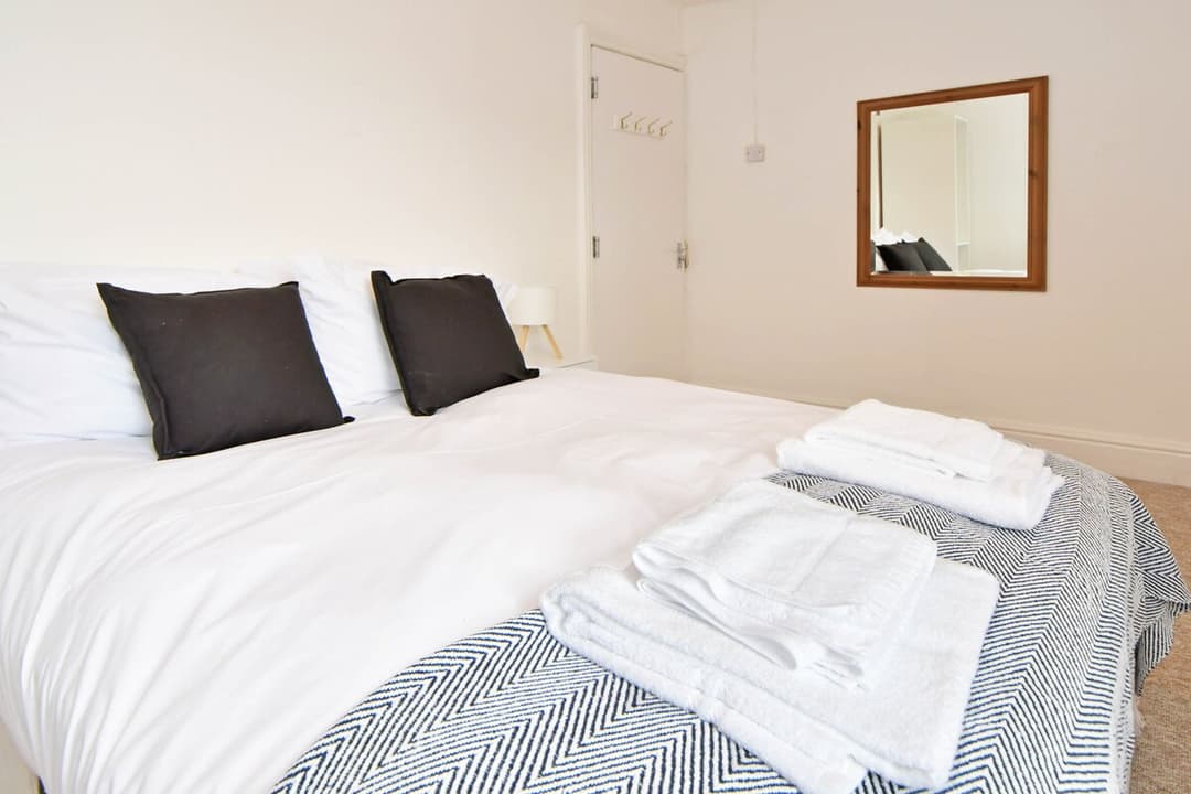 Entire 5 Bedroom Modern Home In Crewe - View 43