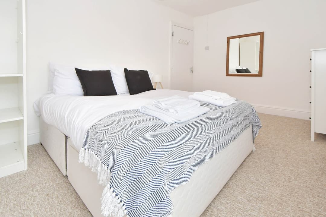 Entire 5 Bedroom Modern Home In Crewe - View 44