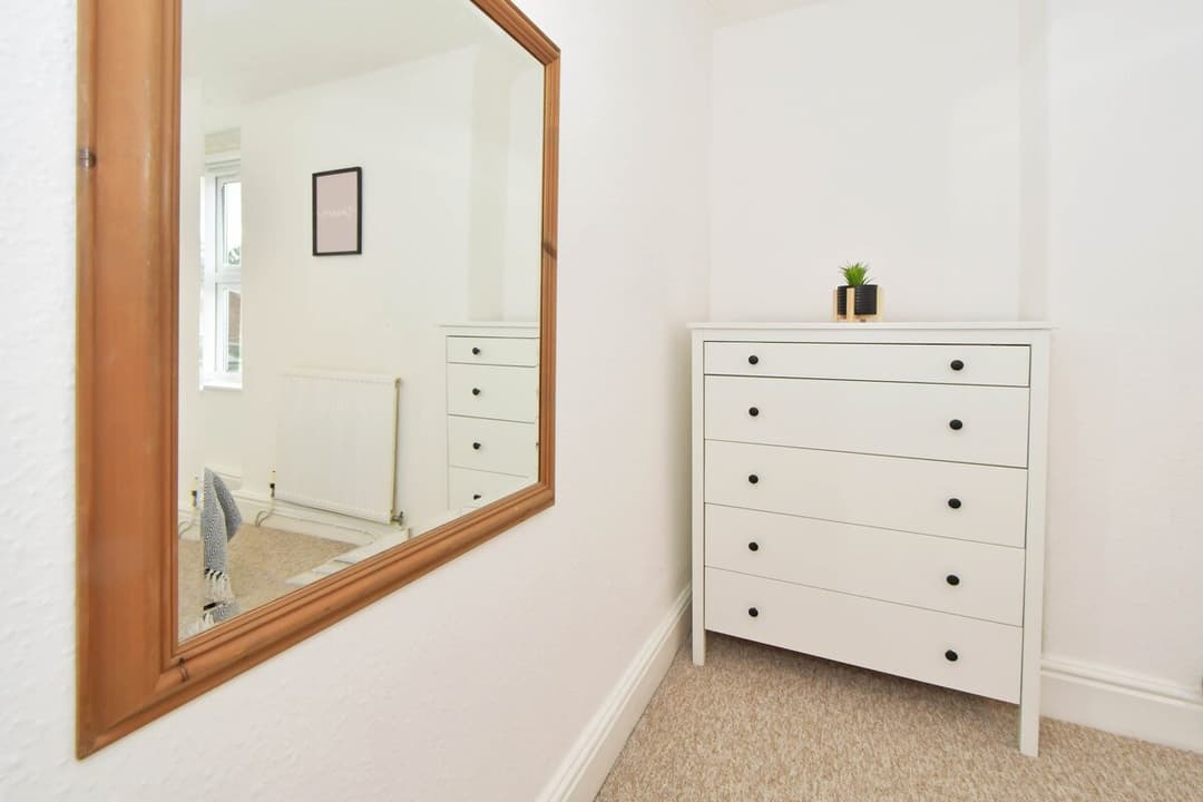 Entire 5 Bedroom Modern Home In Crewe - View 45