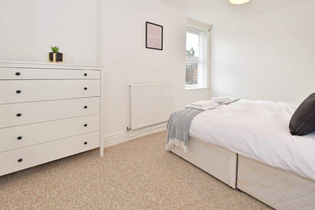 Entire 5 Bedroom Modern Home In Crewe - View 46