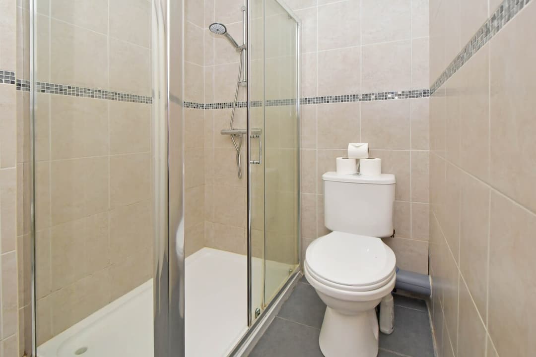 Entire 5 Bedroom Modern Home In Crewe - View 49