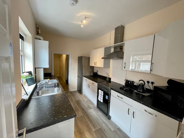 Stylish 5 Bedroom Home In Crewe - View 3
