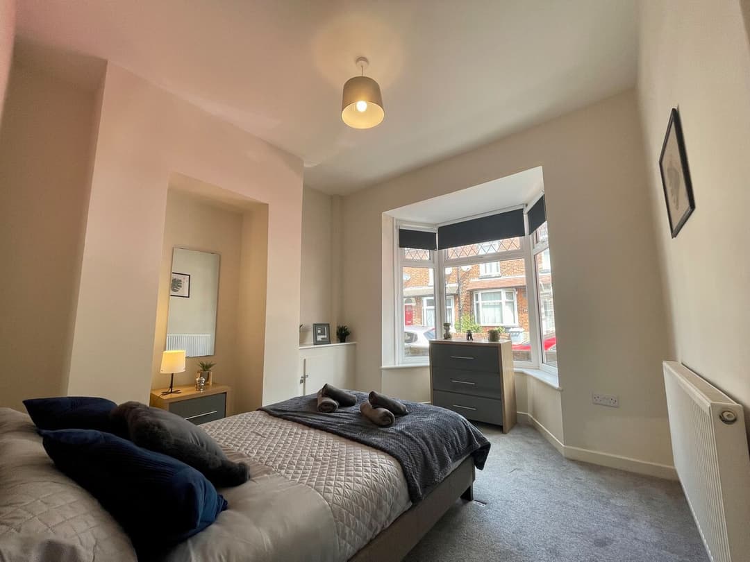 Stylish 5 Bedroom Home In Crewe - View 1