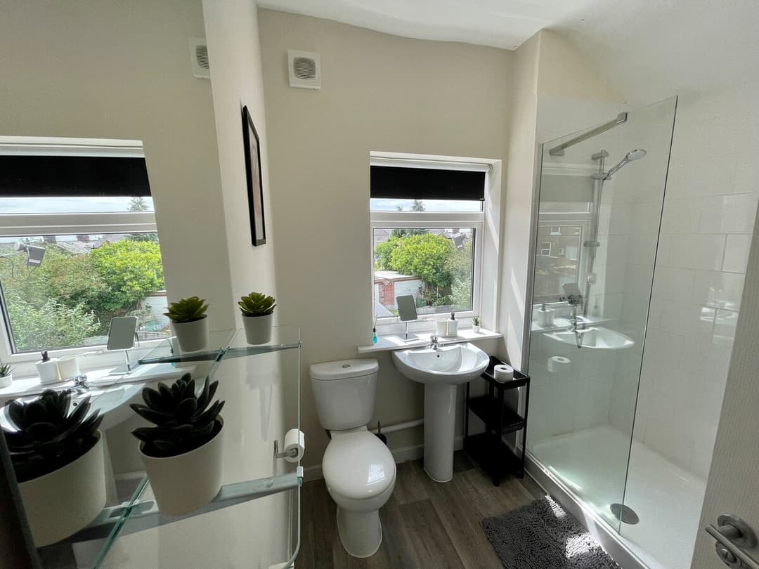 Stylish 5 Bedroom Home In Crewe - View 6
