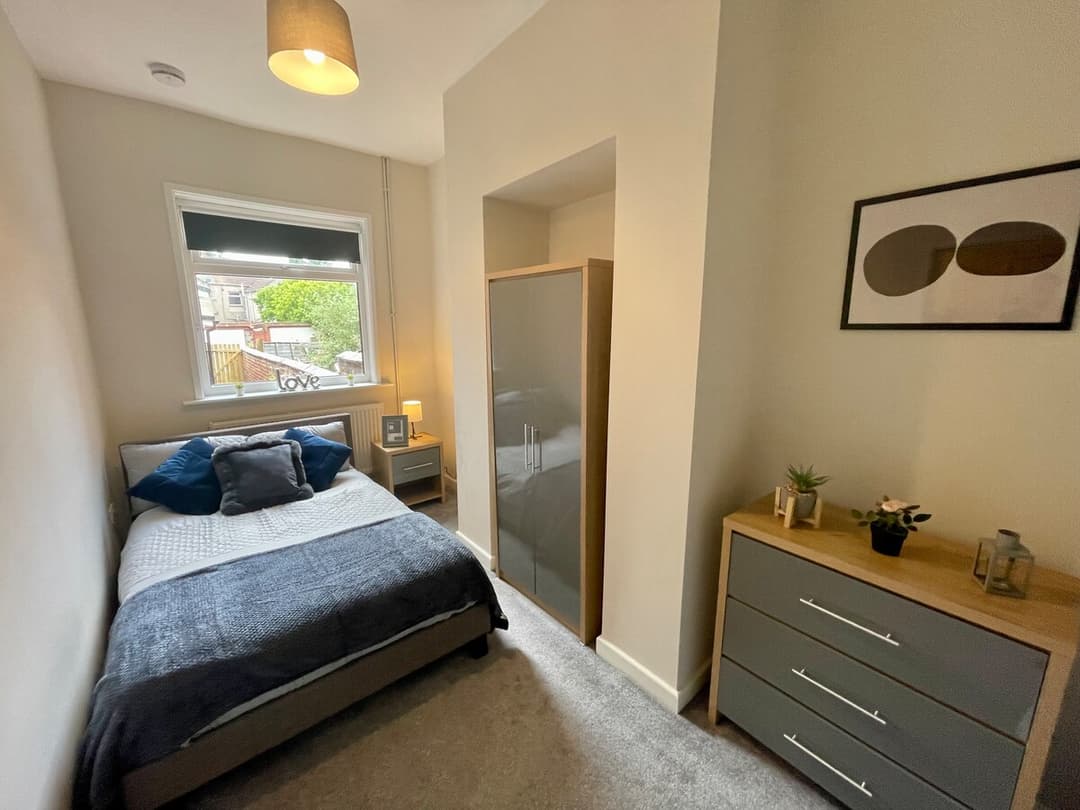 Stylish 5 Bedroom Home In Crewe - View 7