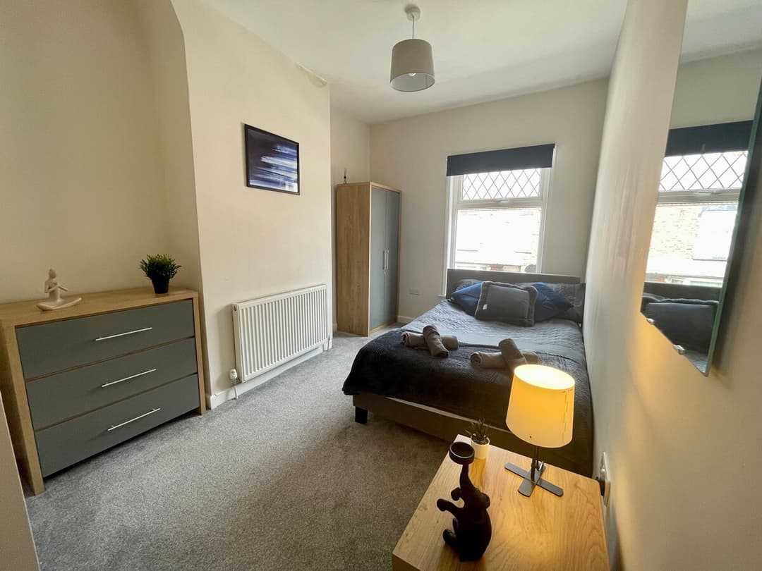 Stylish 5 Bedroom Home In Crewe - View 9