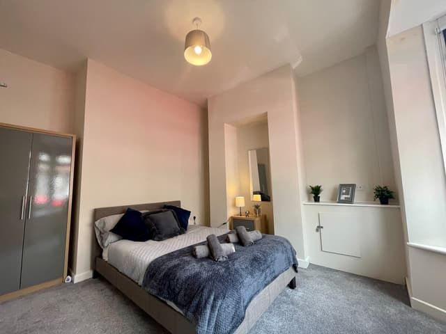 Stylish 5 Bedroom Home In Crewe - View 2
