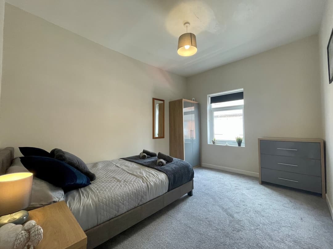 Stylish 5 Bedroom Home In Crewe - View 12