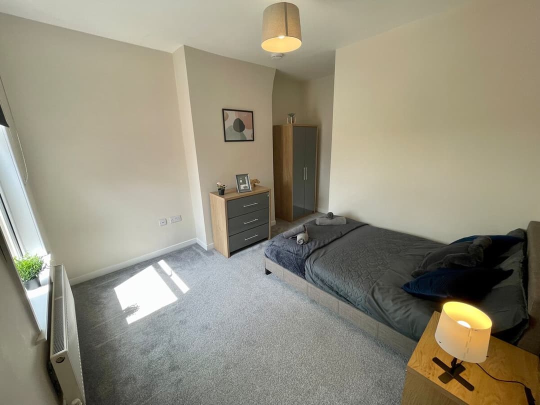 Stylish 5 Bedroom Home In Crewe - View 13