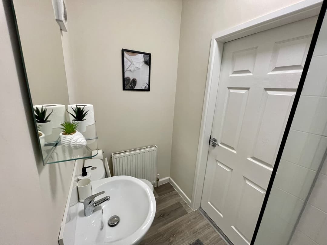 Stylish 5 Bedroom Home In Crewe - View 15