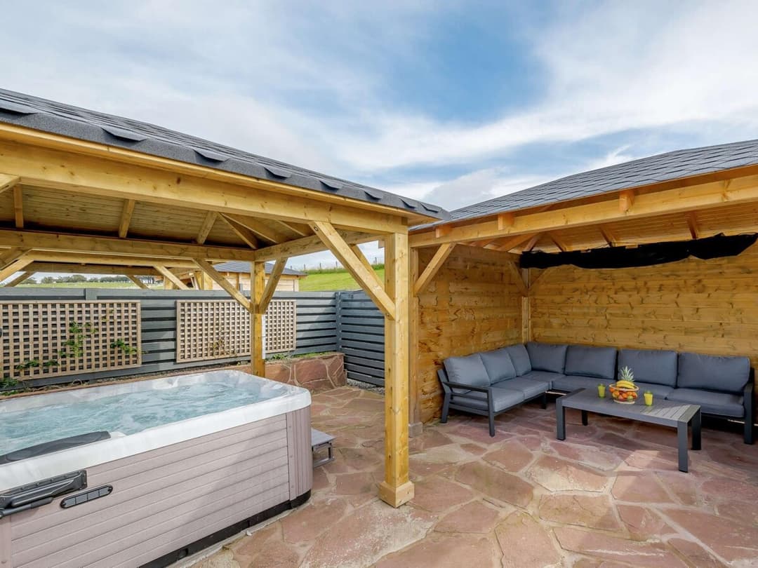  4 Bedroom Holiday Home - With Private Hot Tub Option - View 8
