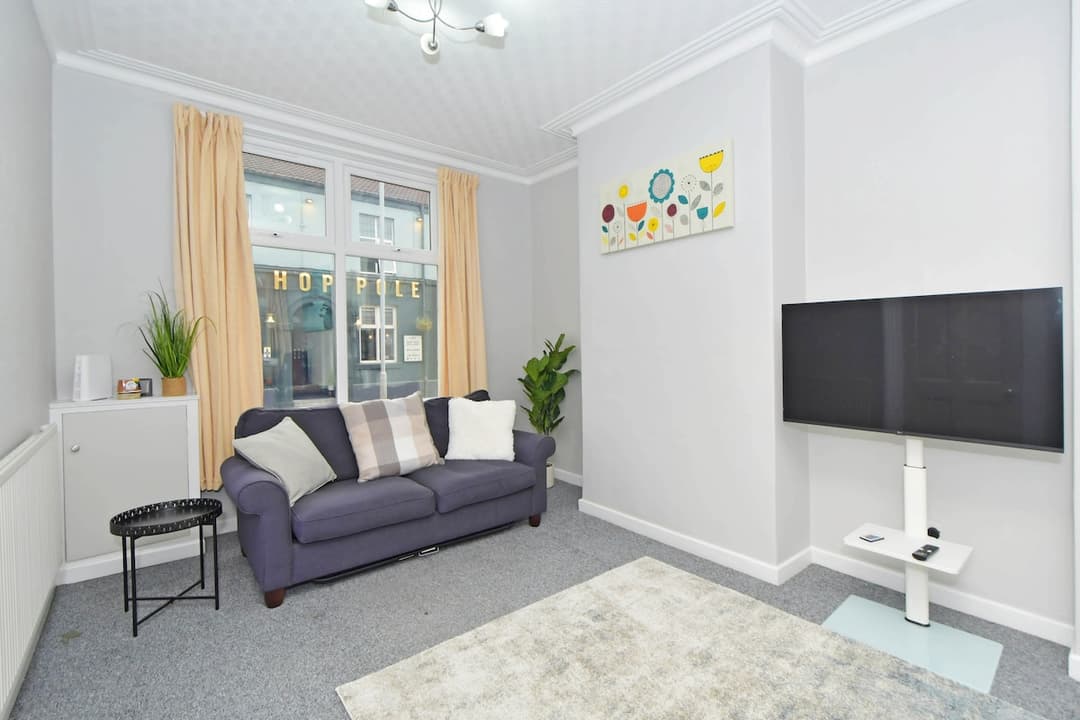 Spacious 2 Bedroom Modern Home In Crewe - View 1
