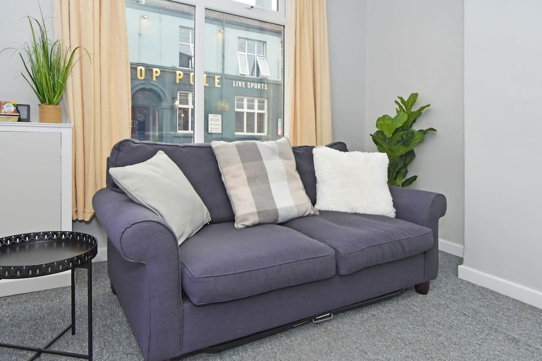Spacious 2 Bedroom Modern Home In Crewe - View 12
