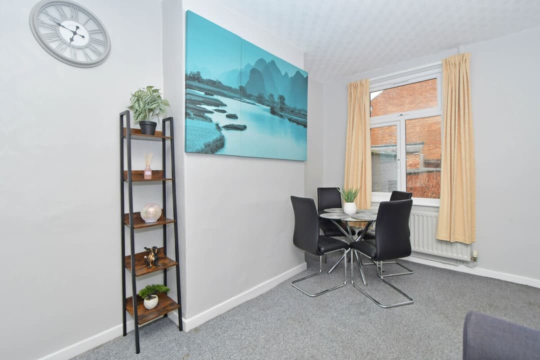 Spacious 2 Bedroom Modern Home In Crewe - View 17