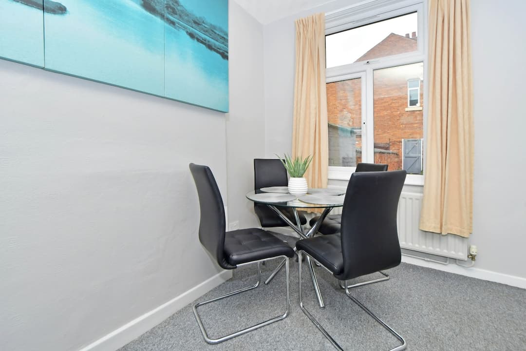 Spacious 2 Bedroom Modern Home In Crewe - View 19