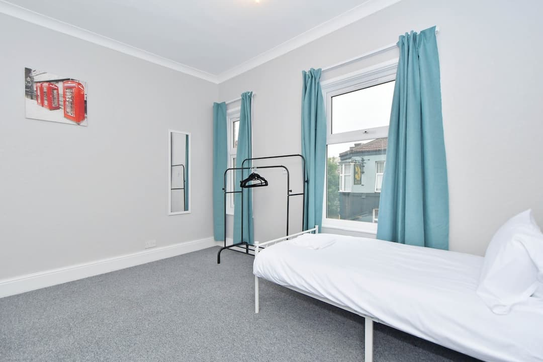 Spacious 2 Bedroom Modern Home In Crewe - View 27
