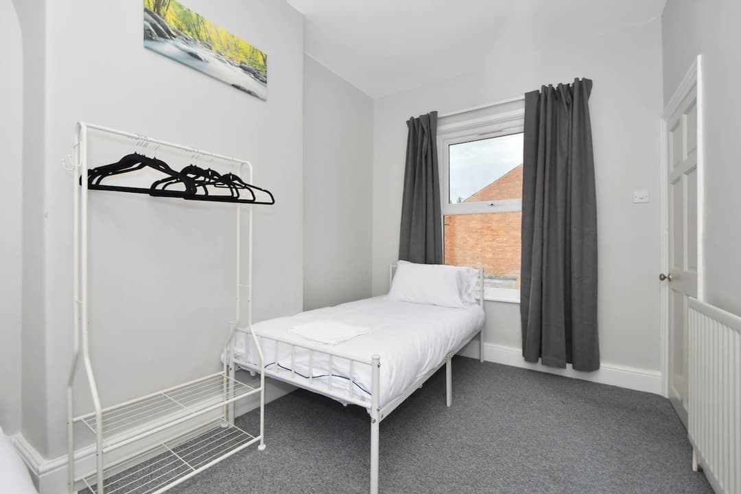 Spacious 2 Bedroom Modern Home In Crewe - View 2