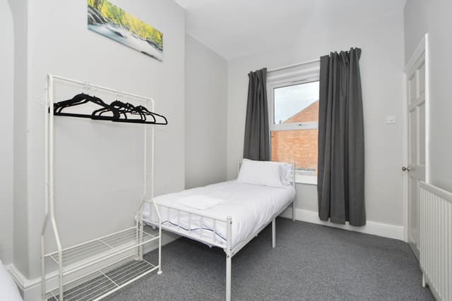Spacious 2 Bedroom Modern Home In Crewe - View 1