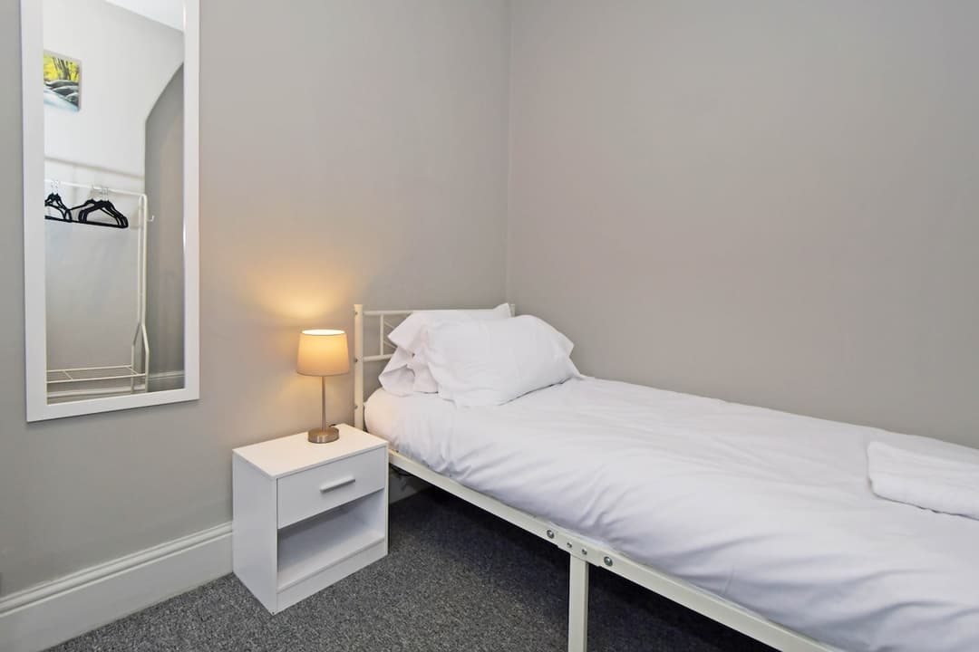 Spacious 2 Bedroom Modern Home In Crewe - View 3