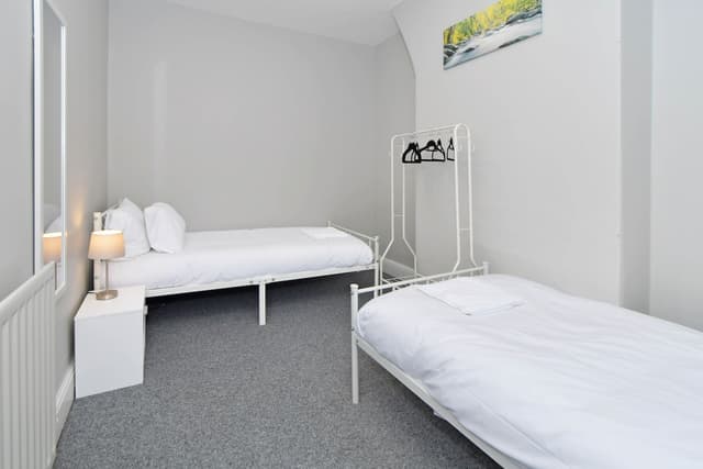Spacious 2 Bedroom Modern Home In Crewe - View 3