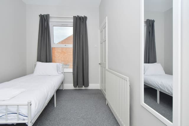 Spacious 2 Bedroom Modern Home In Crewe - View 4