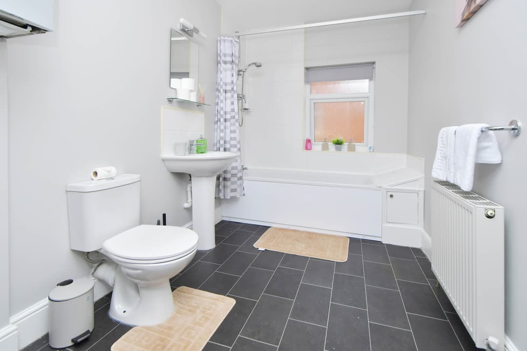 Spacious 2 Bedroom Modern Home In Crewe - View 7