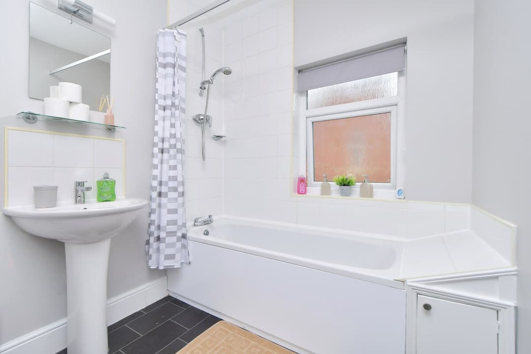 Spacious 2 Bedroom Modern Home In Crewe - View 11