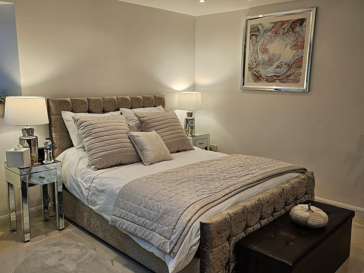 Beautiful One Bed Studio Flat (dog friendly)