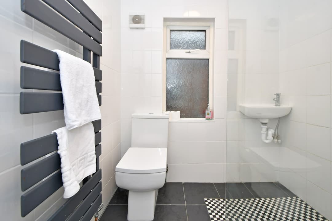 Entire 4 Bedroom 2 Bathroom House In Crewe - View 23