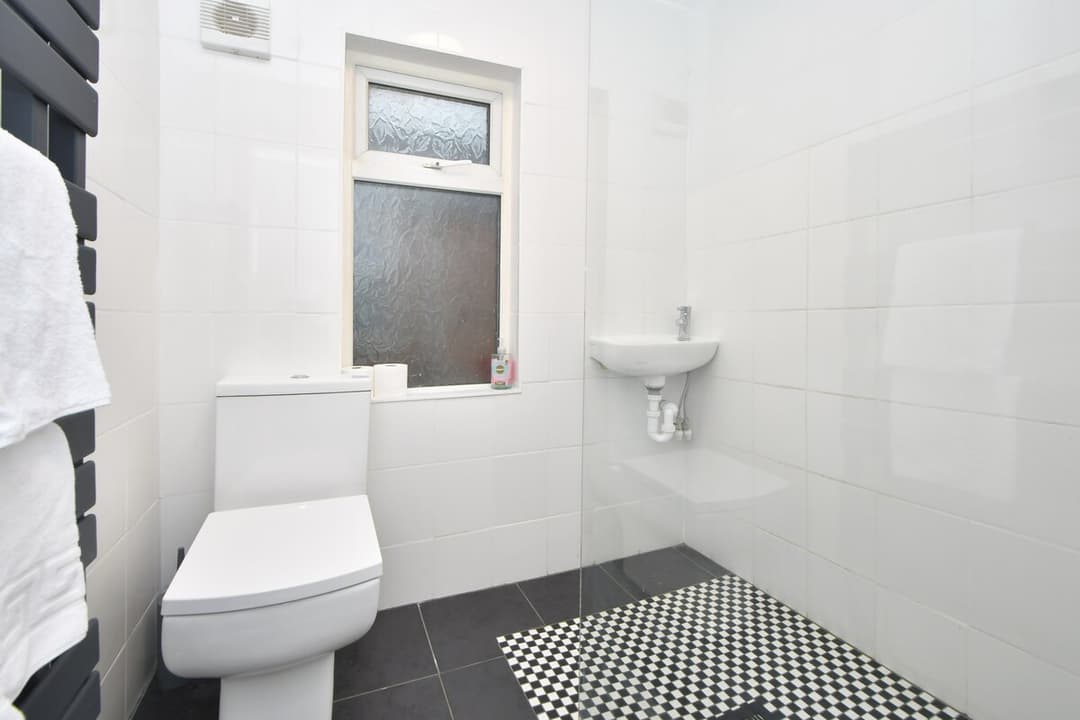 Entire 4 Bedroom 2 Bathroom House In Crewe - View 27