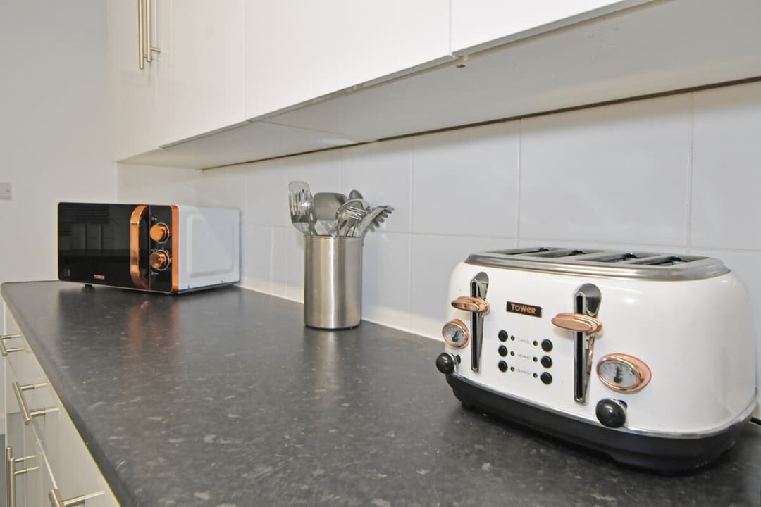 Entire 4 Bedroom 2 Bathroom House In Crewe - View 5