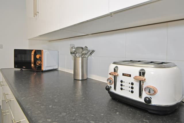 Entire 4 Bedroom 2 Bathroom House In Crewe - View 4