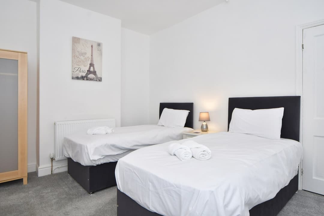 Entire 4 Bedroom 2 Bathroom House In Crewe - View 9