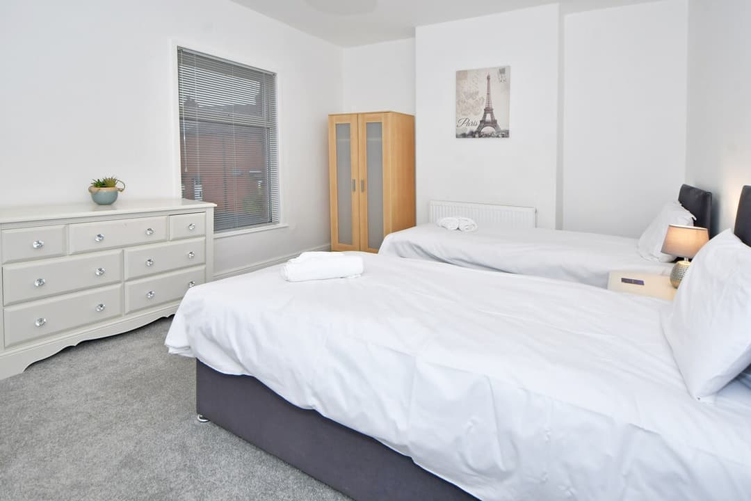 Entire 4 Bedroom 2 Bathroom House In Crewe - View 13