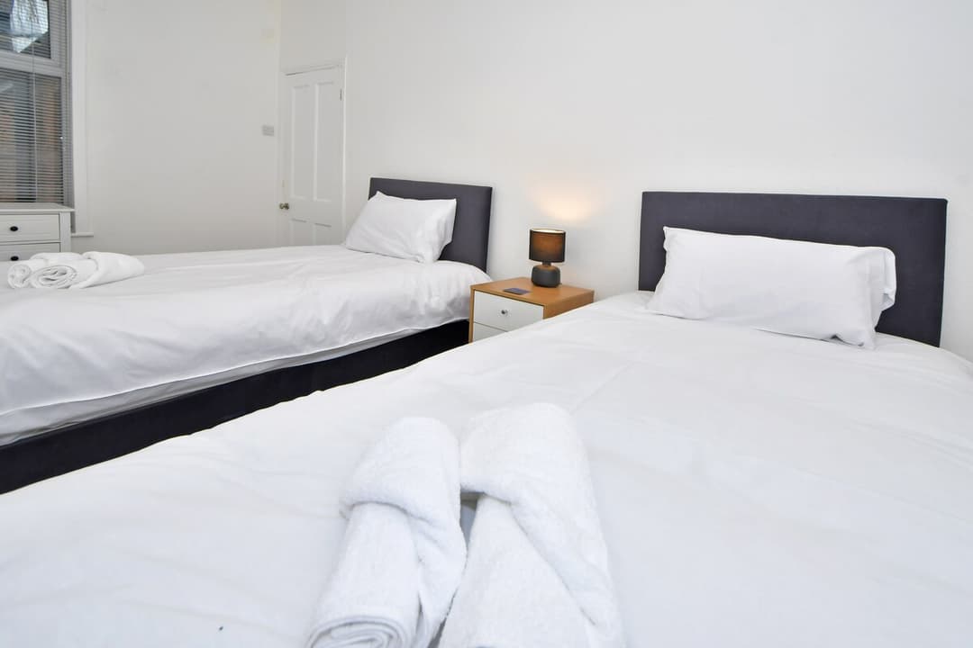 Entire 4 Bedroom 2 Bathroom House In Crewe - View 14