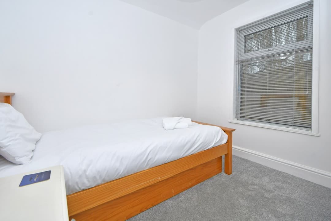 Entire 4 Bedroom 2 Bathroom House In Crewe - View 16
