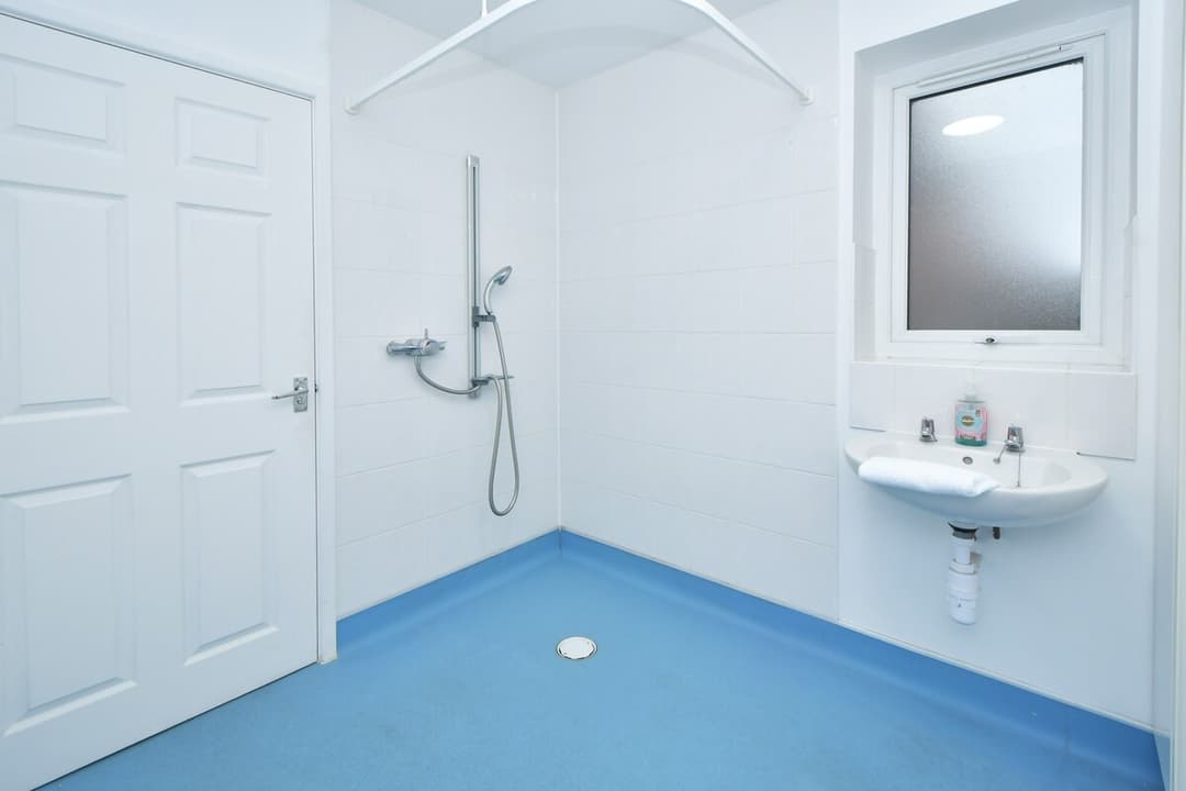 Entire 4 Bedroom 2 Bathroom House In Crewe - View 21