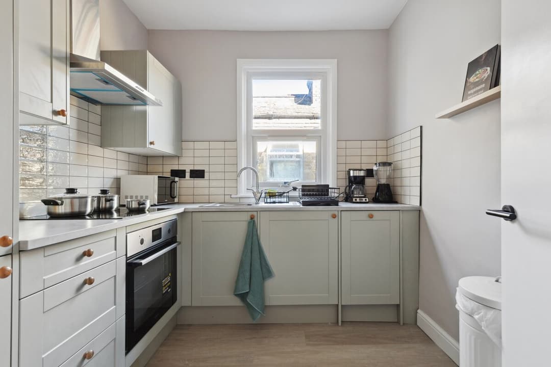 Stylish Garden 2 Bedroom Cottage Flat | Near Train Station  - View 13